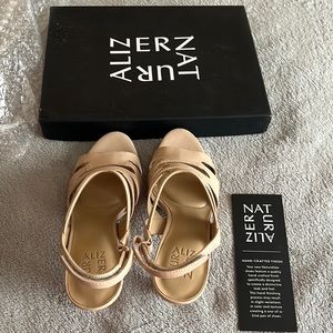 New naturalizer tan sandal.